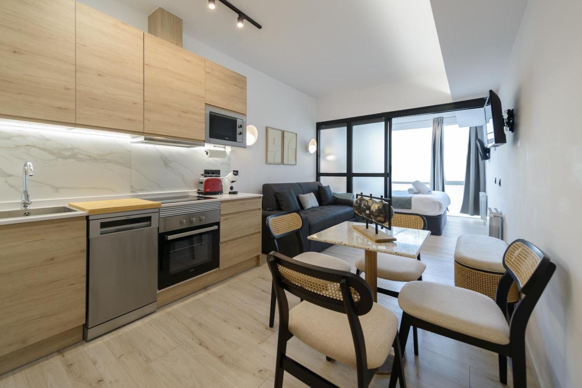 Deluxe Sol, By Monaro Apartment *
