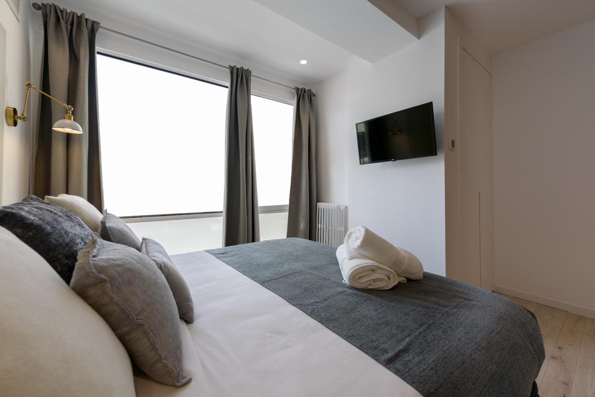 Deluxe Sol, By Monaro Apartment