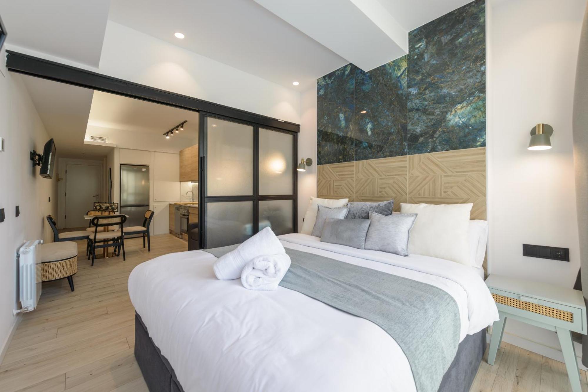 Deluxe Sol, By Monaro Apartment