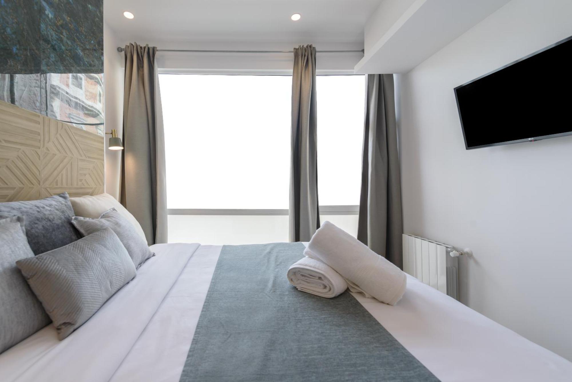 Apartment Deluxe Sol, By Monaro Madrid