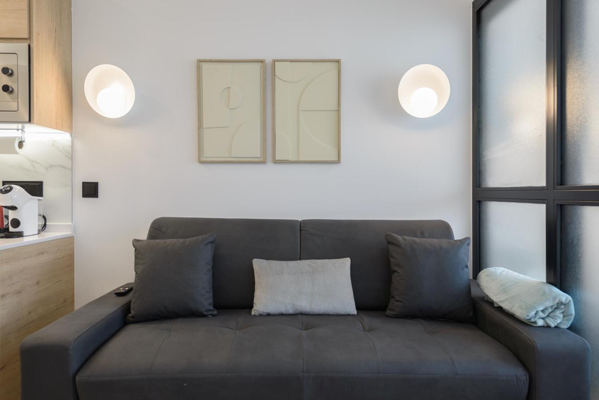 Deluxe Sol, By Monaro Apartment