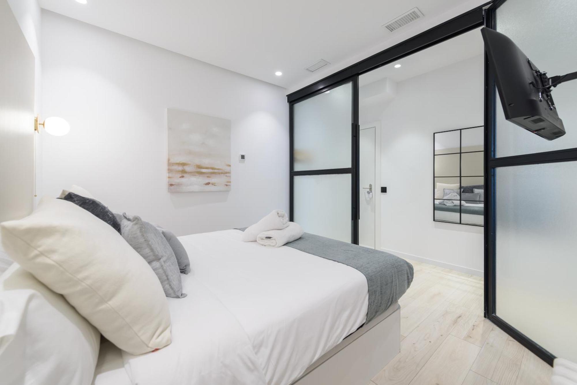 Deluxe Sol, By Monaro Apartment