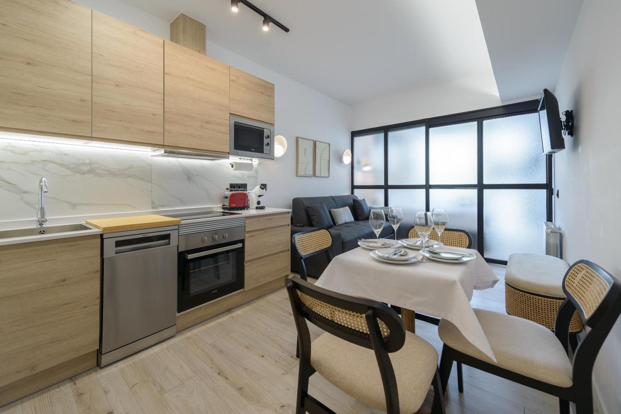 Deluxe Sol, By Monaro Apartment *
