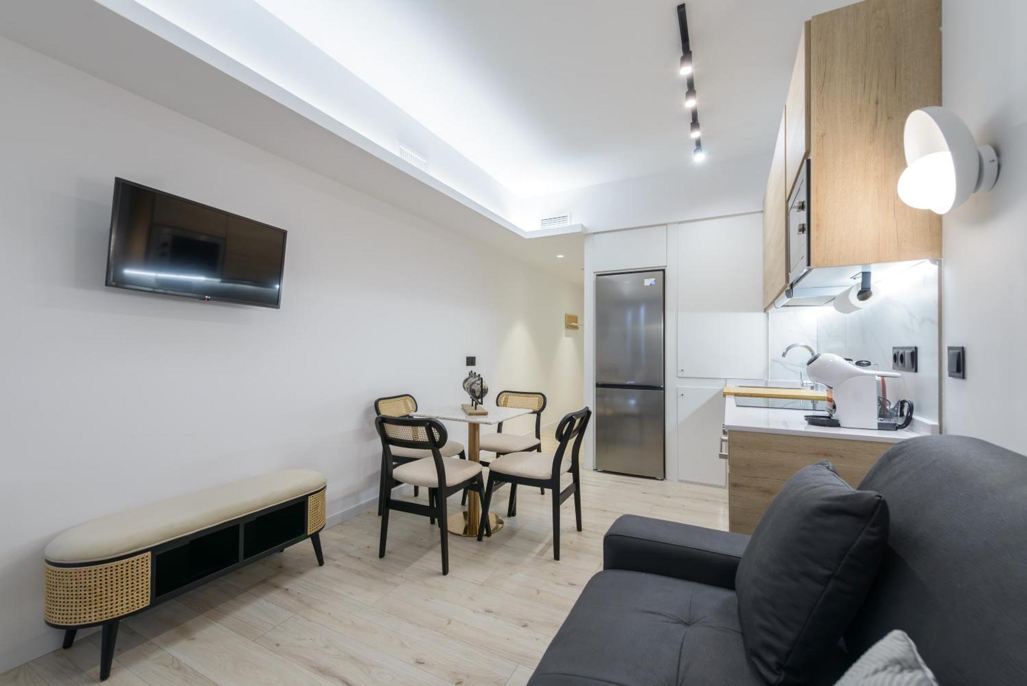 Deluxe Sol, By Monaro Apartment