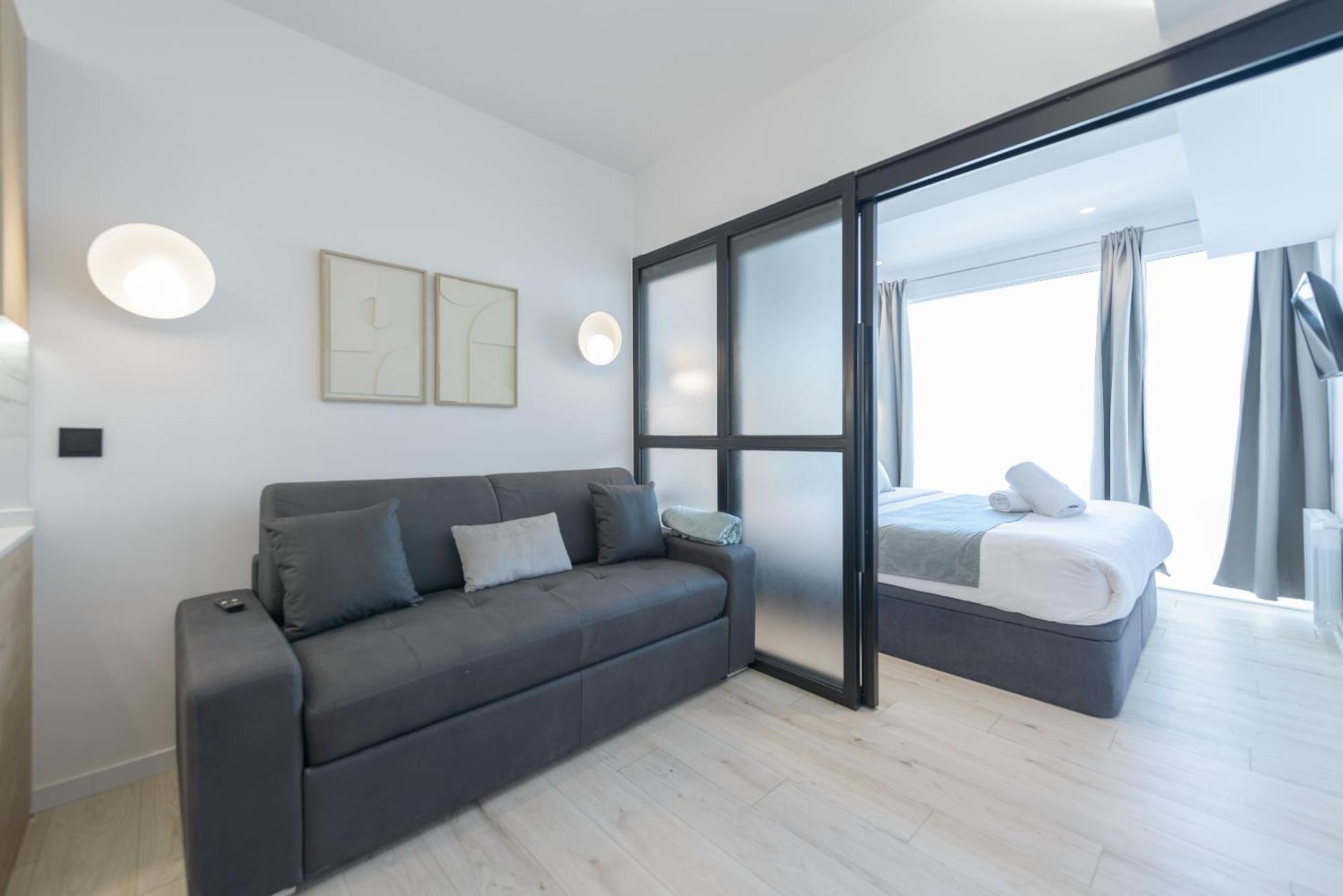 Deluxe Sol, By Monaro Apartment *