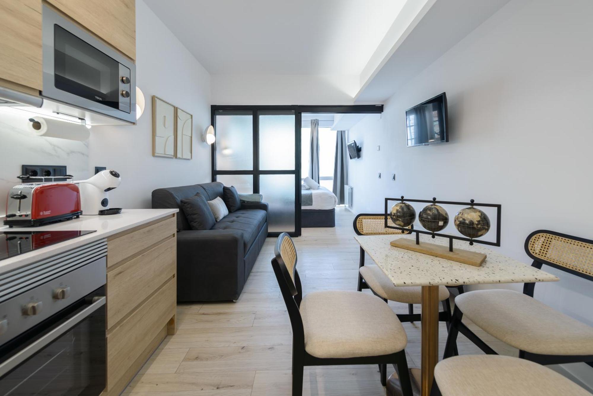 Deluxe Sol, By Monaro Apartment