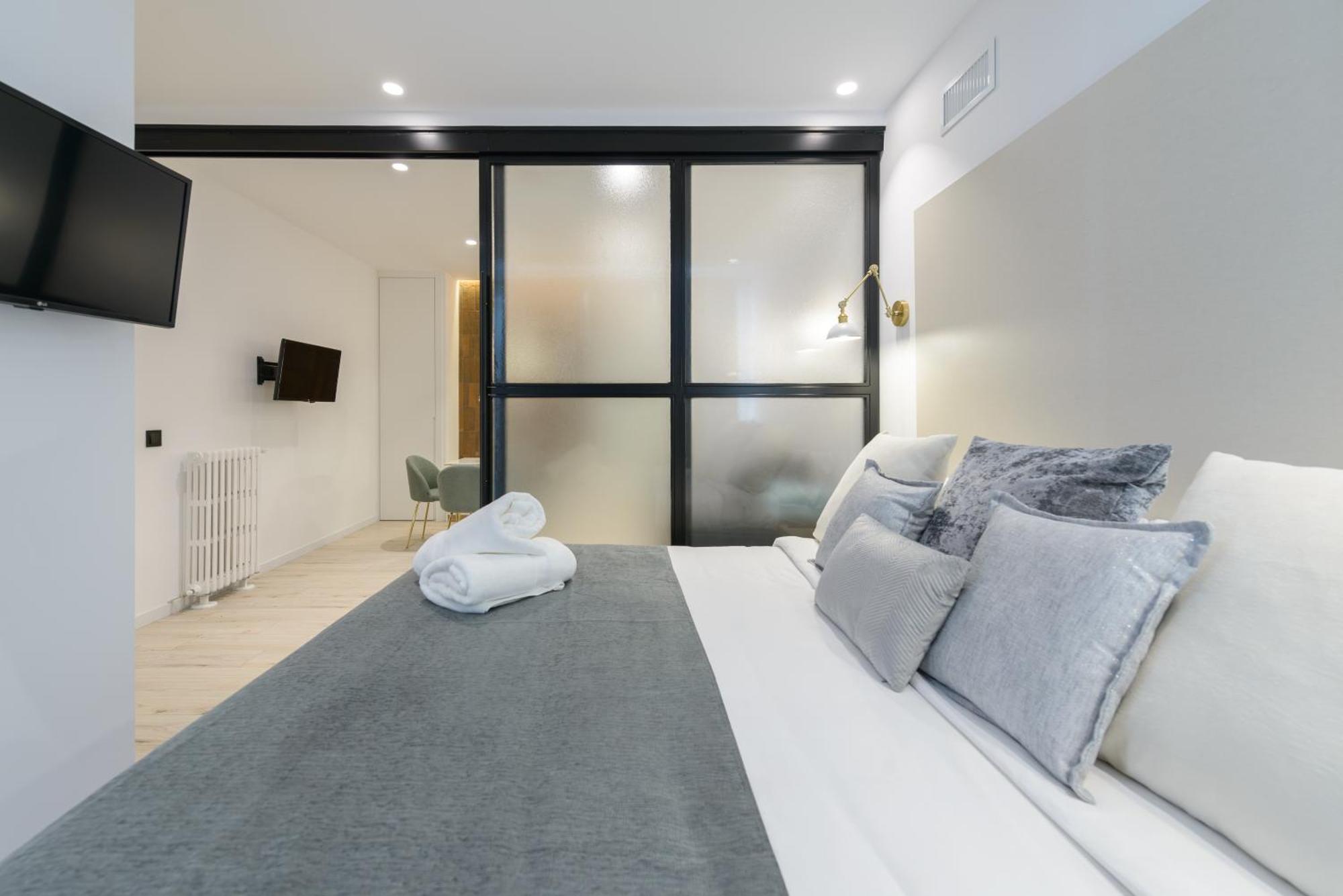 Apartment Deluxe Sol, By Monaro *