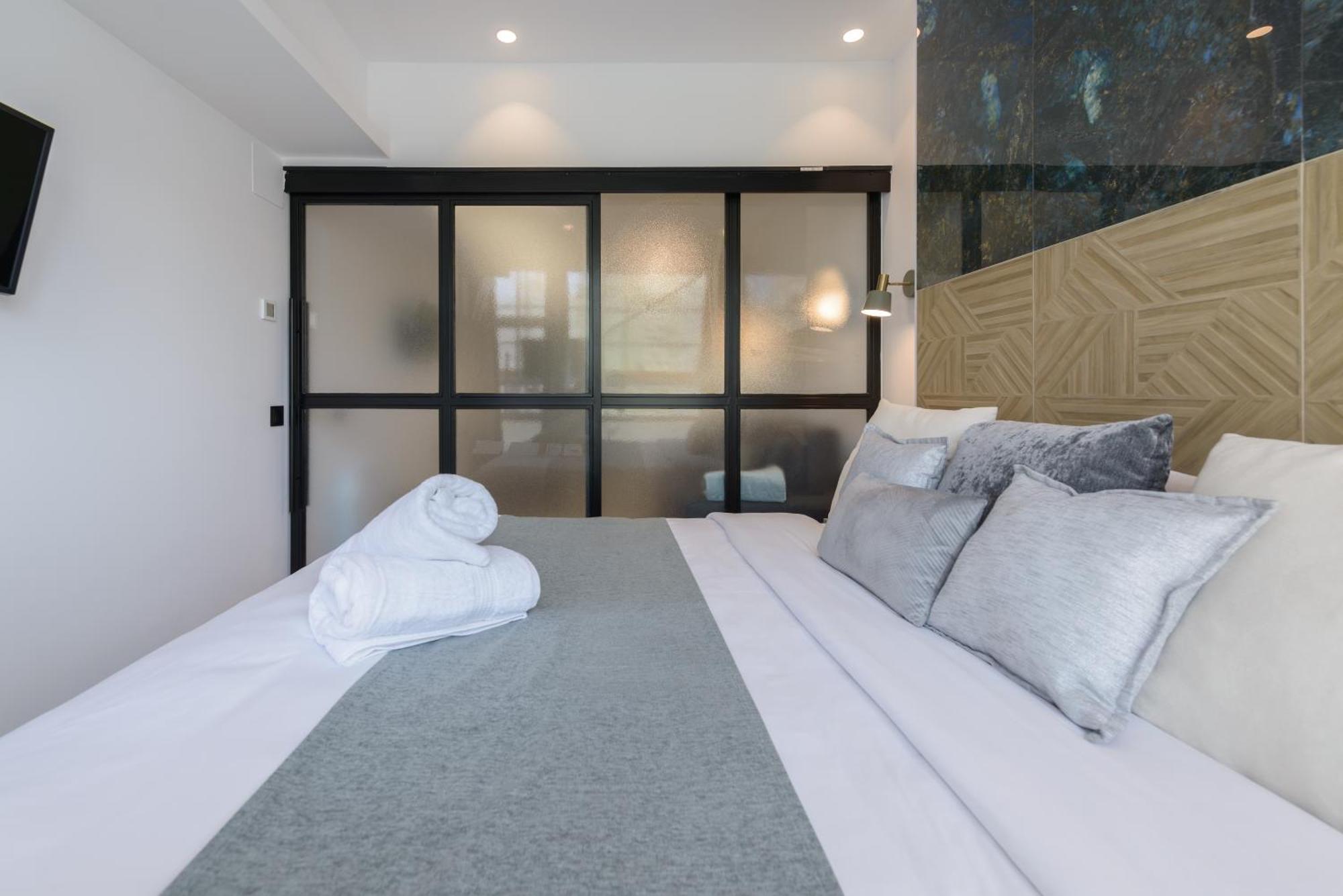 Deluxe Sol, By Monaro Apartment *