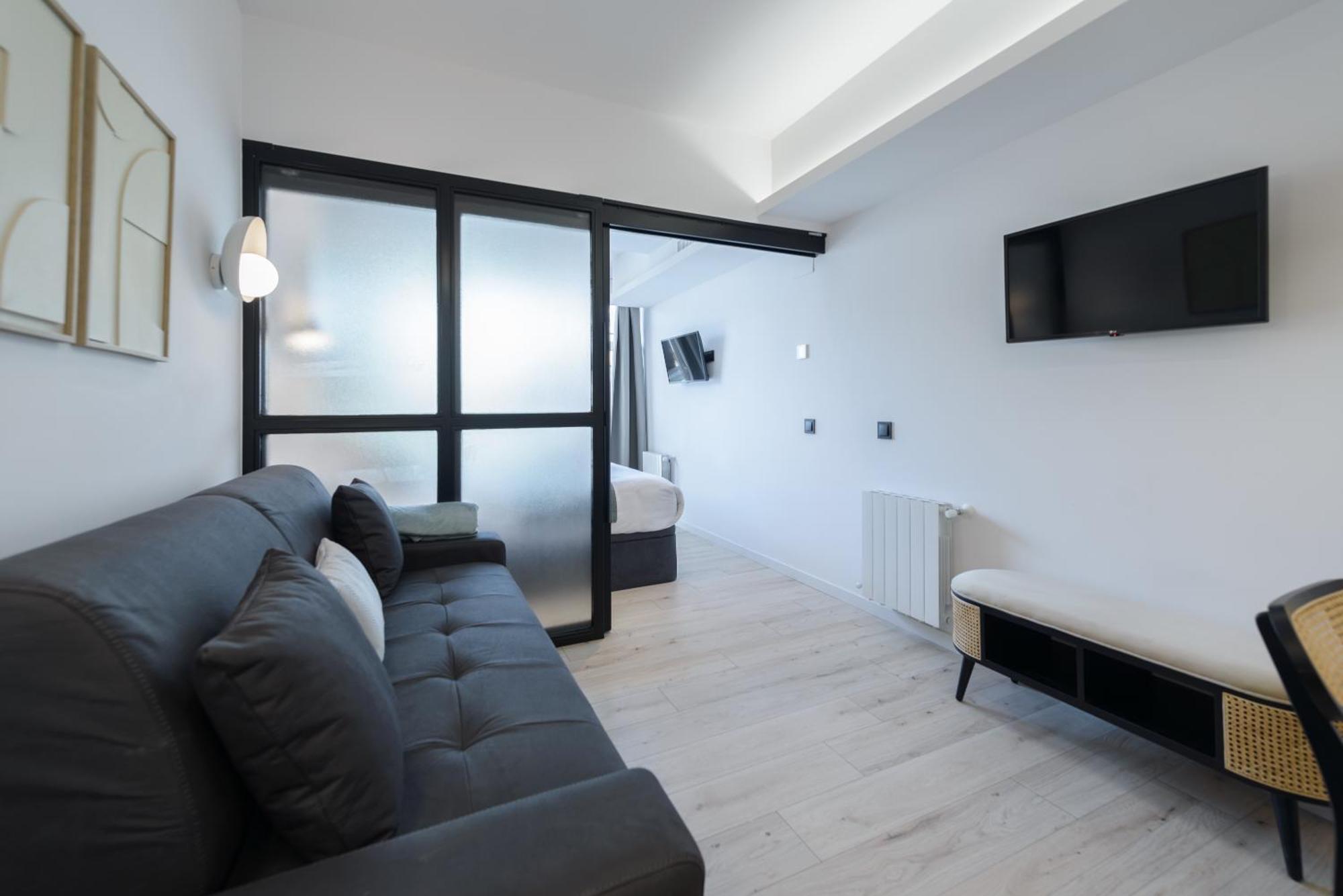Deluxe Sol, By Monaro Apartment