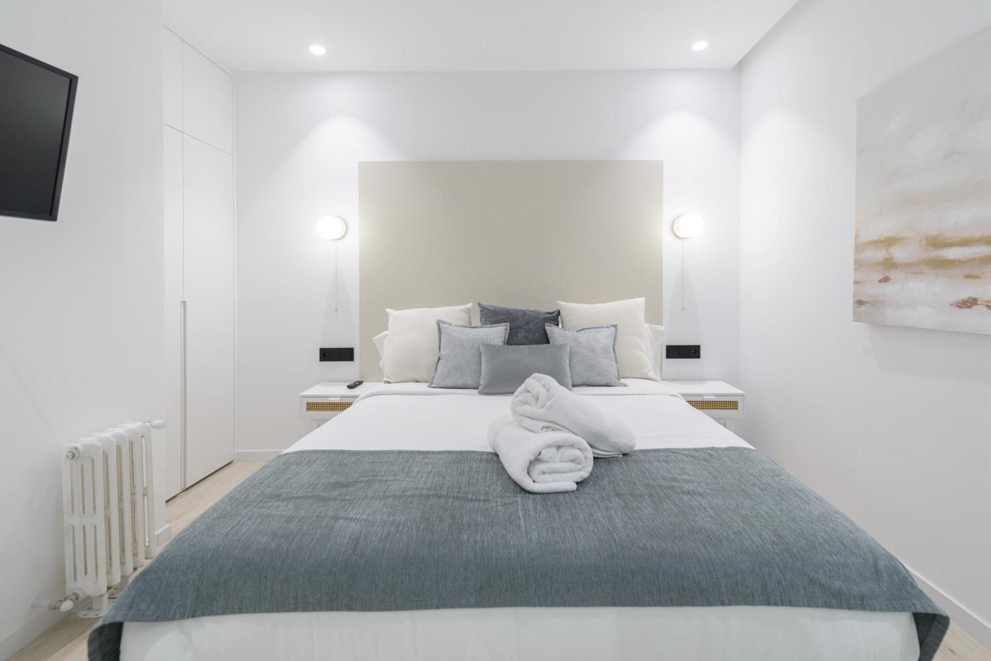 Deluxe Sol, By Monaro Apartment